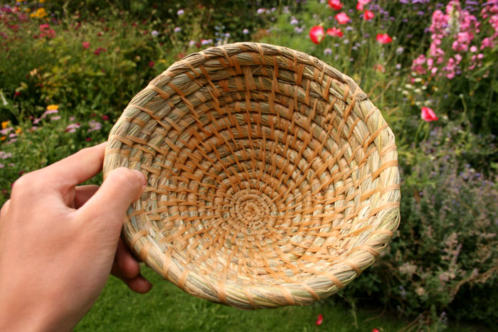 Making a basic coiled basket- jonsbushcraft.com